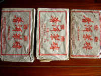 左から、「7581後期文革磚80年代」、「下関茶磚80年代」、「早期7562プーアル磚茶」