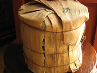 竹の皮の包みに入ったプーアール茶