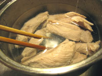 豚スペアリブを洗う