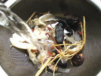 薬膳スープの素材を洗う