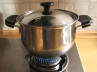 肉骨茶（バクテー）の素材セット2時間～2時間半鍋で煮込む