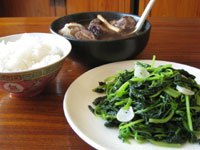 野菜炒めとご飯と肉骨茶（バクテー）