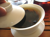 プーアル茶を蓋碗で淹れる