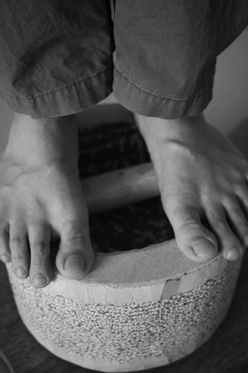 圧餅の石型でゆする