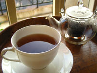 いちどに煎じた茶湯をすべて注ぎきりましょう　プーアール茶・プーアル茶