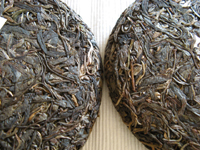 左：変色した茶葉　右：正常な茶葉