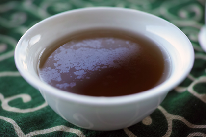 油が浮いたように見えるプーアール茶