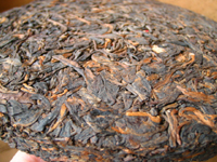 表面の茶葉　早期藍印鉄餅プーアル茶