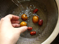 紅棗と桂圓を洗う