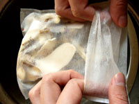 薬膳スープの素材を中薬包みに入れる