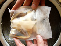 薬膳スープの素材を中薬包みに入れる