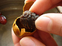 桂圓の殻をむく