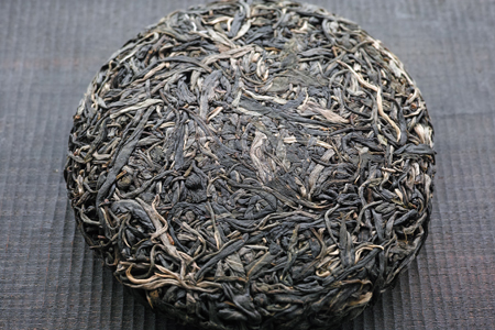 章朗古樹青餅2016年・黄印餅面表