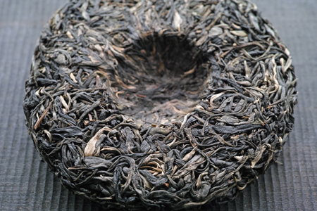 章朗古樹青餅2016年・黄印餅面裏