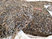 左： 真淳雅號圓茶96年プーアル茶　右： 92紅帯青餅プーアル茶