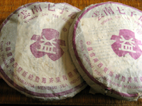 「紫大益7542青餅00年」と「紫大益4号青餅03年」